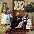 Kirk Douglas célèbre ses 102 ans avec sa femme Anne Buydens devant leur domicile de Beverly Hills à Los Angeles, Californie, Etats-Unis, le 9 décembre 2018.
