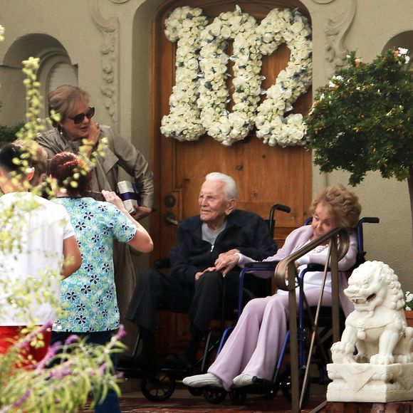 Kirk Douglas célèbre ses 102 ans avec sa femme Anne Buydens devant leur domicile de Beverly Hills à Los Angeles, Californie, Etats-Unis, le 9 décembre 2018.