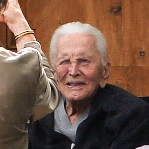 Kirk Douglas célèbre ses 102 ans avec sa femme Anne Buydens devant leur domicile de Beverly Hills à Los Angeles, Californie, Etats-Unis, le 9 décembre 2018.