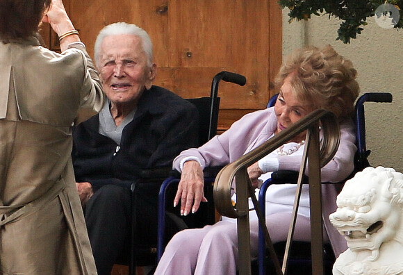 Kirk Douglas célèbre ses 102 ans avec sa femme Anne Buydens devant leur domicile de Beverly Hills à Los Angeles, Californie, Etats-Unis, le 9 décembre 2018.