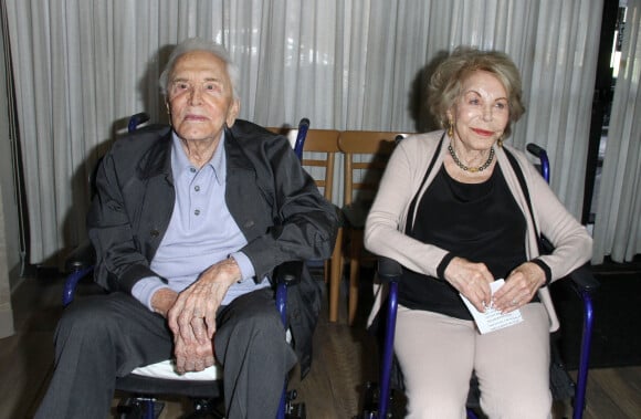Kirk Douglas (100 ans) et sa femme Anne Douglas fêtent le 25ème anniversaire du centre 'The Anne Douglas' à LA Mission à Los Angeles, le 4 mai 2017