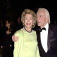  Kirk Douglas et sa femme Anne le 26 mars 2001 à Los Angeles- Soirée Vanity Fair.  