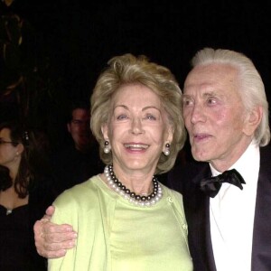 Kirk Douglas et sa femme Anne le 26 mars 2001 à Los Angeles- Soirée Vanity Fair. 