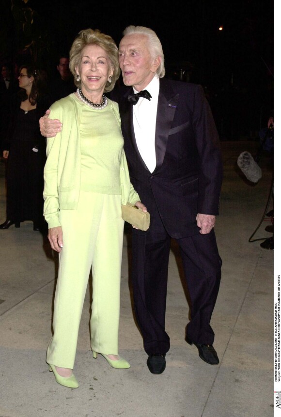 Kirk Douglas et sa femme Anne le 26 mars 2001 à Los Angeles- Soirée Vanity Fair. 
