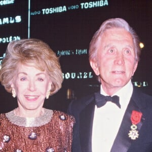 Archives- Kirk Douglas et son épouse Anne- Cérémonie de la Légion d'honneur à Paris, le 1er mars 1990. 