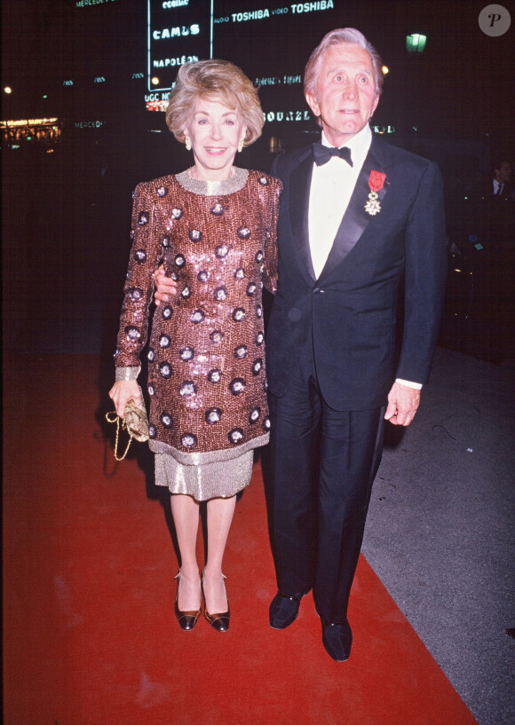 Archives- Kirk Douglas et son épouse Anne- Cérémonie de la Légion d'honneur à Paris, le 1er mars 1990. 