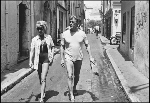 Archives- Kirk Douglas et son épouse Anne à Saint-Tropez en 1975. 