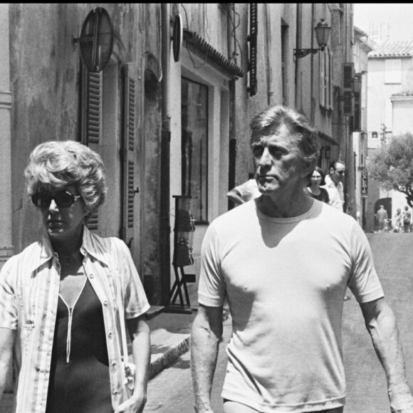 Archives- Kirk Douglas et son épouse Anne à Saint-Tropez en 1975. 
