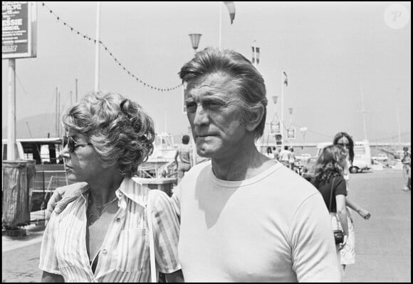 Archives- Kirk Douglas et son épouse Anne en vacances à Saint-Tropez, en 1975. 