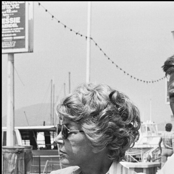 Archives- Kirk Douglas et son épouse Anne en vacances à Saint-Tropez, en 1975. 