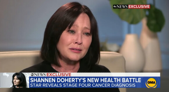 Shannen Doherty s'éffondre en larmes alors qu'elle annonce la rechute de son cancer du sein stade 4 dans une interview de Good Morning America.