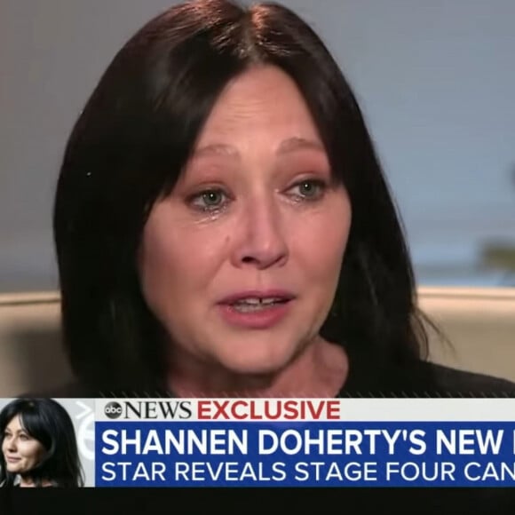 Shannen Doherty s'éffondre en larmes alors qu'elle annonce la rechute de son cancer du sein stade 4 dans une interview de Good Morning America.