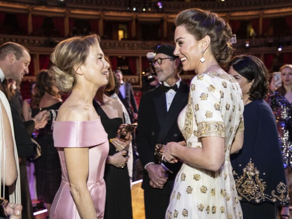 Kate Middleton, la duchesse de Cambridge et Renée Zellweger lors de la 73e cérémonie des British Academy Film Awards (BAFTA) au Royal Albert Hall à Londres, le 2 février 2020.
