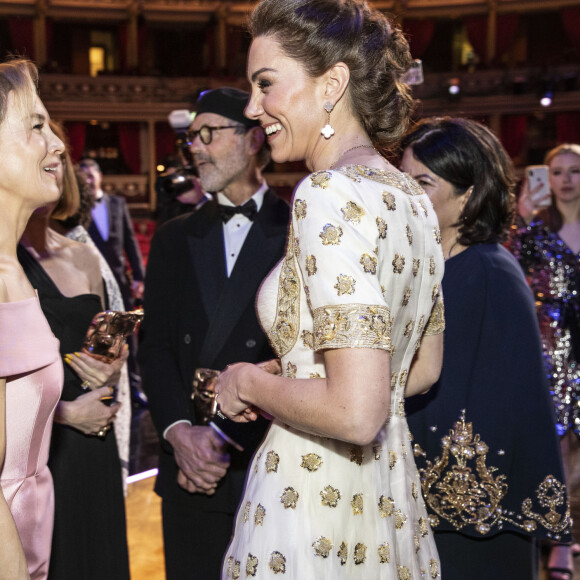 Kate Middleton, la duchesse de Cambridge et Renée Zellweger lors de la 73e cérémonie des British Academy Film Awards (BAFTA) au Royal Albert Hall à Londres, le 2 février 2020.
