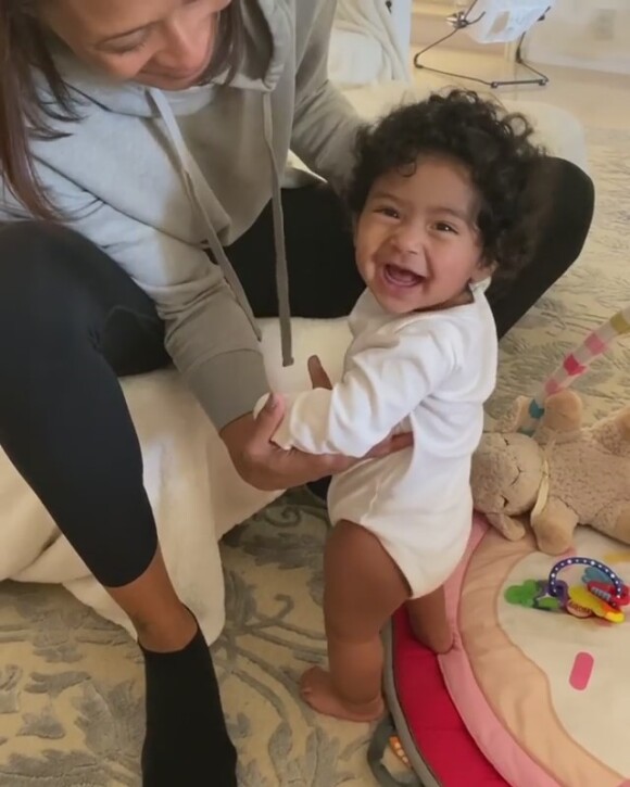 Vanessa Bryant, veuve de Kobe Bryant, a publié le 8 février 2020 sur Instagram des images de leur fille Capri Kobe dite Koko, âgée de 7 mois et qui commence à se mettre debout.