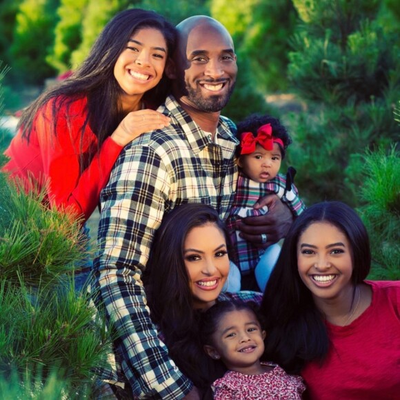 Kobe Bryant avec sa femme Vanessa et leurs quatre filles, Gianna, Natalia, Capri "Koko" et Bianka, photo partagée sur Instagram par Vanessa Bryant le 30 janvier 2020 après la mort de Kobe et Gianna dans un crash d'hélicoptère quatre jours plus tôt à Los Angeles.