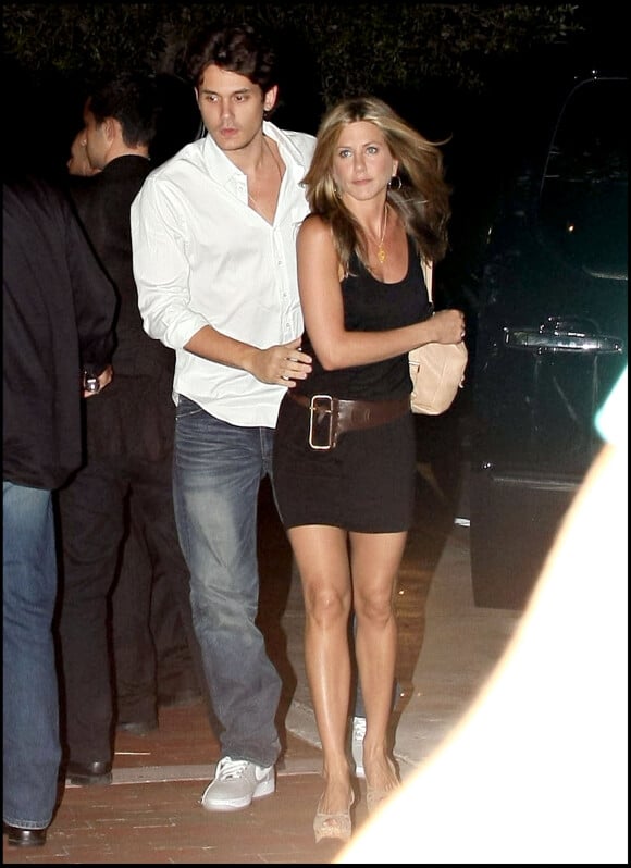 <p>Jennifer Aniston et John Mayer en couple en mai 2008 à Miami au restaurant Nicky pour fin de la tournée promotionnelle du film Marley & Me.</p>