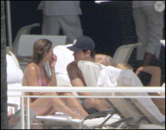 Jennifer Aniston et John Mayer en couple à la piscine du Mandarin Oriental de Miami en mai 2008.