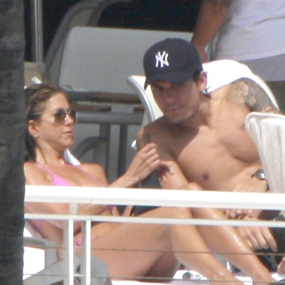 Jennifer Aniston et John Mayer en couple à la piscine du Mandarin Oriental de Miami en mai 2008.