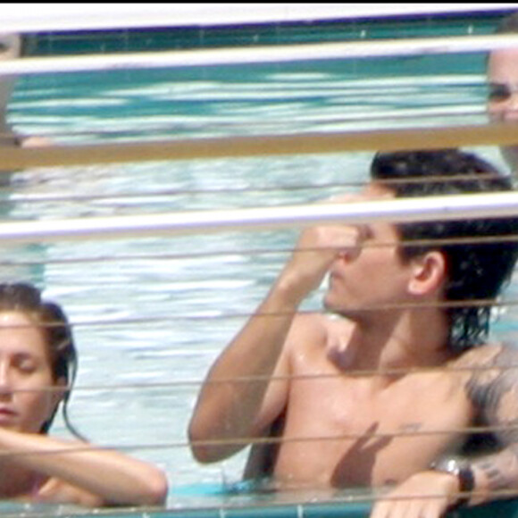 Jennifer Aniston et John Mayer en couple à la piscine du Mandarin Oriental de Miami en mai 2008.