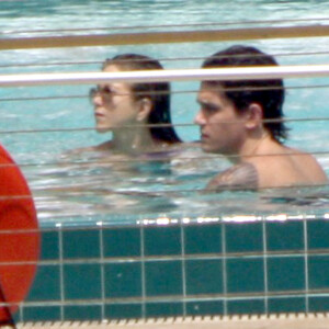 Jennifer Aniston et John Mayer en couple à la piscine du Mandarin Oriental de Miami en mai 2008.