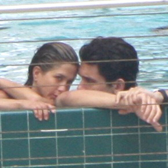 Jennifer Aniston et John Mayer en couple à la piscine du Mandarin Oriental de Miami en mai 2008.