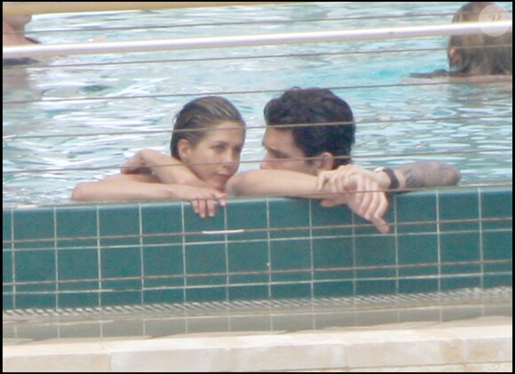 Jennifer Aniston et John Mayer en couple à la piscine du Mandarin Oriental de Miami en mai 2008.