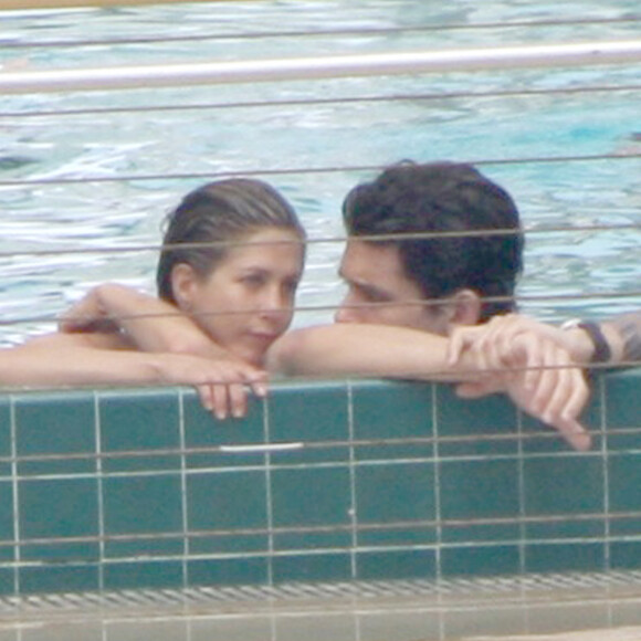 Jennifer Aniston et John Mayer en couple à la piscine du Mandarin Oriental de Miami en mai 2008.