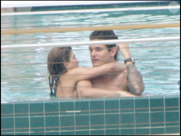 Jennifer Aniston et John Mayer en couple à la piscine du Mandarin Oriental de Miami en mai 2008.