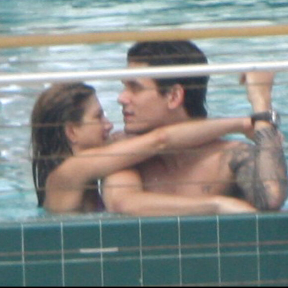 Jennifer Aniston et John Mayer en couple à la piscine du Mandarin Oriental de Miami en mai 2008.