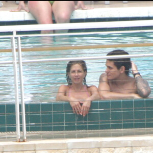 Jennifer Aniston et John Mayer en couple à la piscine du Mandarin Oriental de Miami en mai 2008.