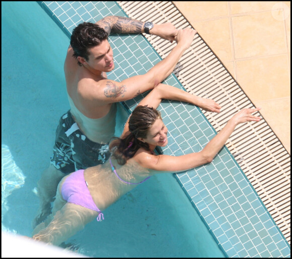 Jennifer Aniston et John Mayer en couple à la piscine du Mandarin Oriental de Miami en mai 2008.