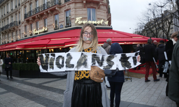 Une activiste féministe proteste contre Roman Polanski avec une banderole "Violanski" devant le restaurant le Fouquet's pour le "Déjeuner des Nommés de la 45ème édition des César 2020" à Paris. Le 9 février 2020