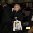 Jane Fonda fait un signe "peace" aux photographes à son arrivée dans les studios de l'émission "The Late Show with Stephen Colbert" à New York, le 6 janvier 2020.