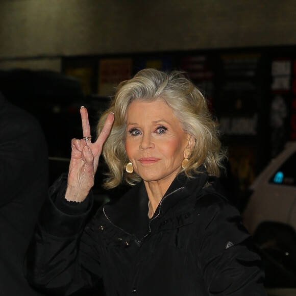 Jane Fonda fait un signe "peace" aux photographes à son arrivée dans les studios de l'émission "The Late Show with Stephen Colbert" à New York, le 6 janvier 2020.