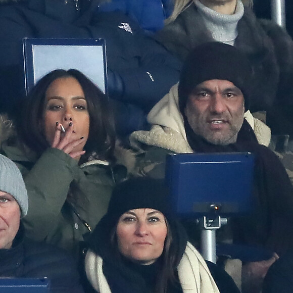 Amel Bent et son mari Patrick Antonelli (DR) dans les tribunes lors du match de Ligue 1 "PSG - OM (3-0)" au Parc des Princes à Paris, le 25 février 2018.