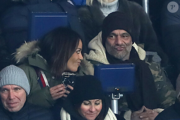 Amel Bent et son mari Patrick Antonelli (DR) dans les tribunes lors du match de Ligue 1 "PSG - OM (3-0)" au Parc des Princes à Paris, le 25 février 2018.