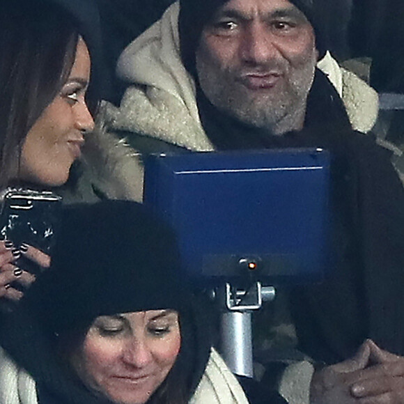 Amel Bent et son mari Patrick Antonelli (DR) dans les tribunes lors du match de Ligue 1 "PSG - OM (3-0)" au Parc des Princes à Paris, le 25 février 2018.