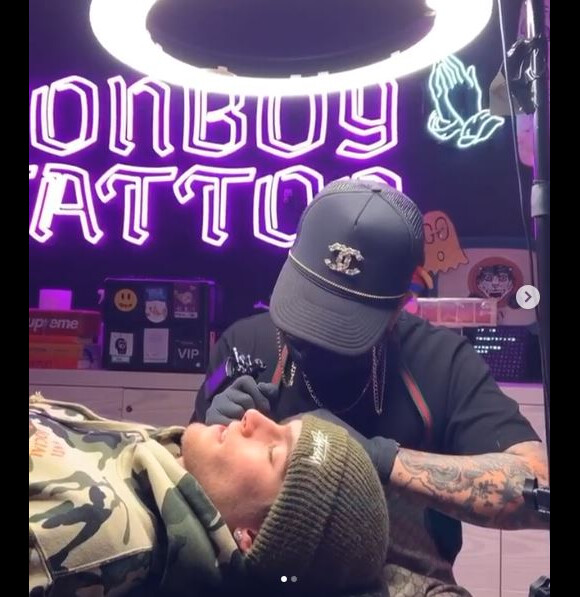 Presley Gerber et l'artiste tatoueur JonBoy. Janvier 2020.