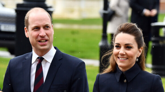 Kate Middleton très chic en noir, amusée avec William, Charles et Camilla