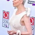 Rose McGowan (sans soutien-gorge) au photocall de la soirée des "Q Awards 2019" à Londres, le 16 octobre 2019.
