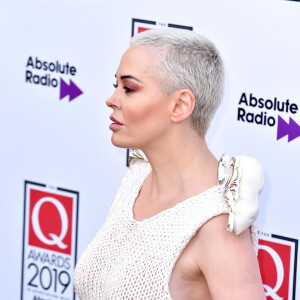 Rose McGowan (sans soutien-gorge) au photocall de la soirée des "Q Awards 2019" à Londres, le 16 octobre 2019.