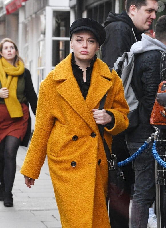 Exclusif - Rose McGowan se promène avec un manteau jaune moutarde à Londres, le 9 octobre 2019.0