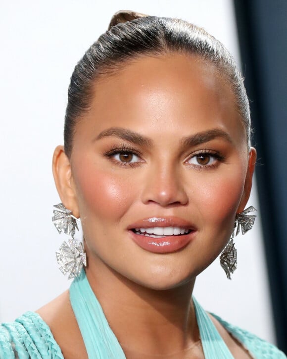 Chrissy Teigen - People à la soirée "Vanity Fair Oscar Party" après la 92ème cérémonie des Oscars 2020 au Wallis Annenberg Center for the Performing Arts à Los Angeles, le 9 février 2020.