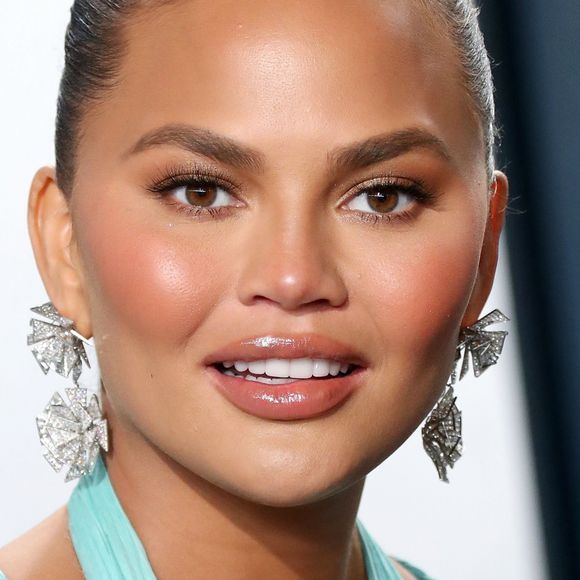 Chrissy Teigen - People à la soirée "Vanity Fair Oscar Party" après la 92ème cérémonie des Oscars 2020 au Wallis Annenberg Center for the Performing Arts à Los Angeles, le 9 février 2020.
