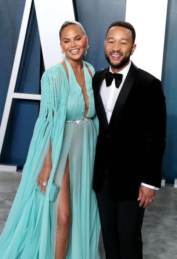 Chrissy Teigen et son mari John Legend - People à la soirée "Vanity Fair Oscar Party" après la 92ème cérémonie des Oscars 2020 au Wallis Annenberg Center for the Performing Arts à Los Angeles, le 9 février 2020.