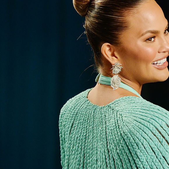 Chrissy Teigen - People à la soirée "Vanity Fair Oscar Party" après la 92ème cérémonie des Oscars 2020 au Wallis Annenberg Center for the Performing Arts à Los Angeles, le 9 février 2020.