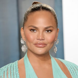 Chrissy Teigen - People à la soirée "Vanity Fair Oscar Party" après la 92ème cérémonie des Oscars 2020 au Wallis Annenberg Center for the Performing Arts à Los Angeles, le 9 février 2020.