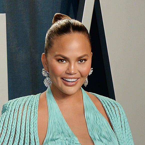 Chrissy Teigen - People à la soirée "Vanity Fair Oscar Party" après la 92ème cérémonie des Oscars 2020 au Wallis Annenberg Center for the Performing Arts à Los Angeles, le 9 février 2020.