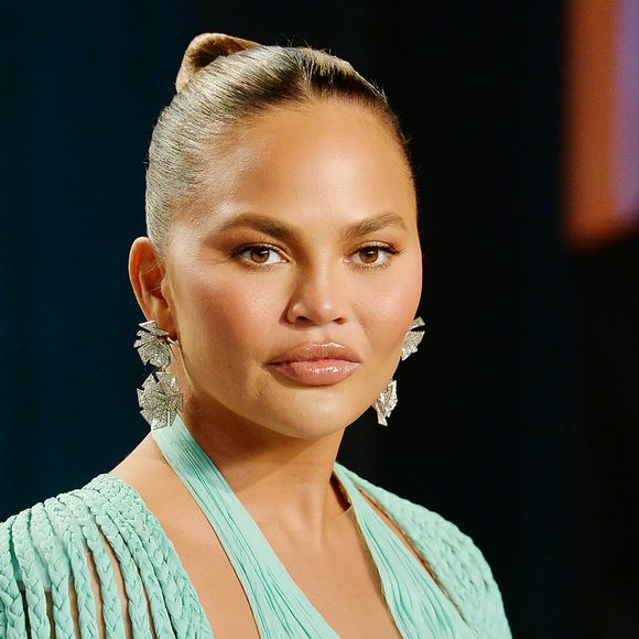 Chrissy Teigen - People à la soirée "Vanity Fair Oscar Party" après la 92ème cérémonie des Oscars 2020 au Wallis Annenberg Center for the Performing Arts à Los Angeles, le 9 février 2020.